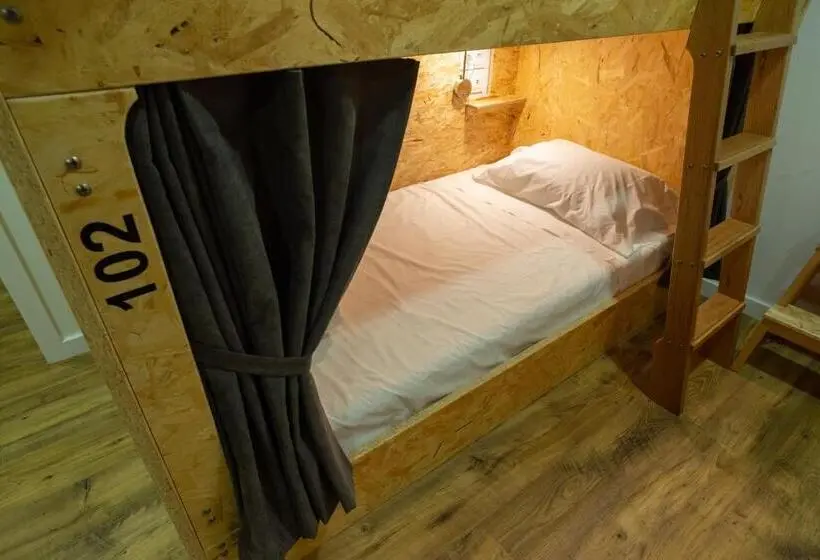 ルームシェアのワンベッド, Hostel Bulwark