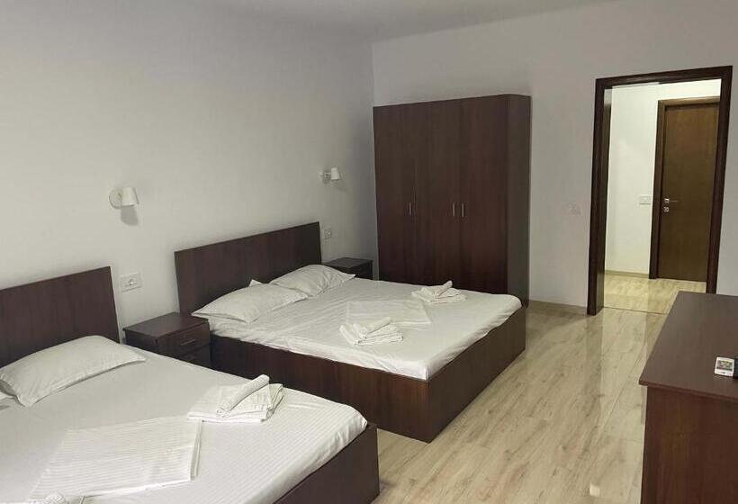 디럭스 4인 룸, Vila Regal Mamaia