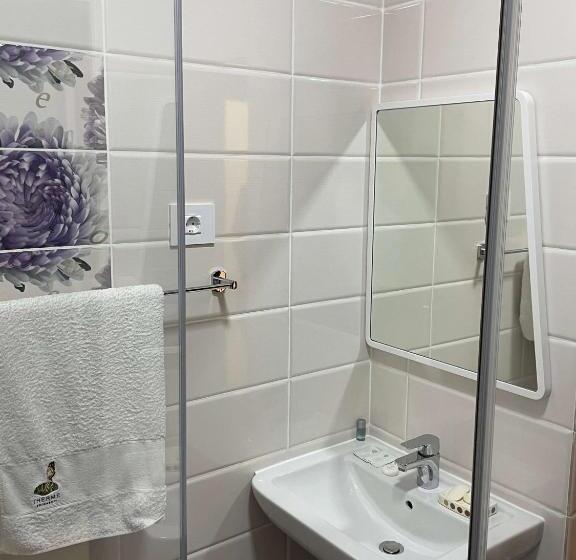 이코노미 룸, Vila Regal Mamaia