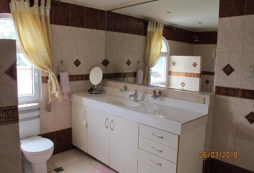 패밀리 룸 공용 욕실, Cabilao Sunset Dive & Beach Resort
