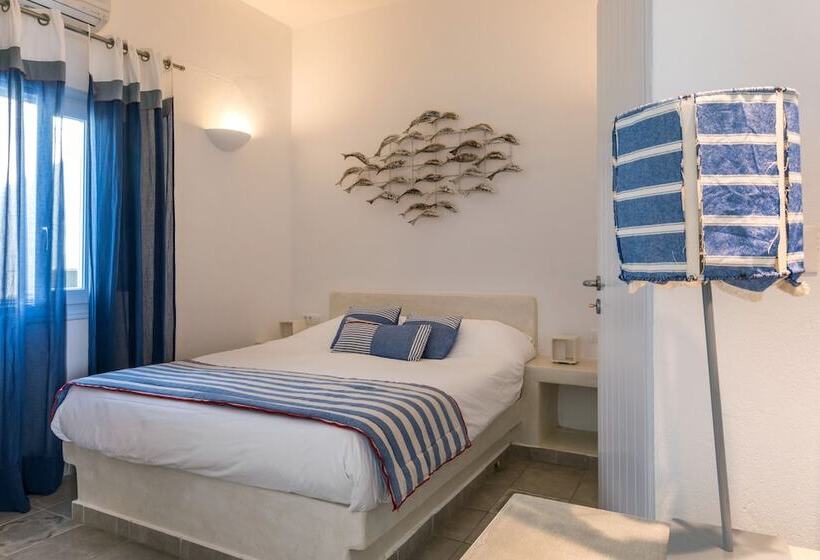Кровать в Общей Комнате, Blue Dolphins Apartments