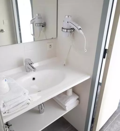 コンフォートトリプルルーム, Brit Hotel Confort Saint Lô
