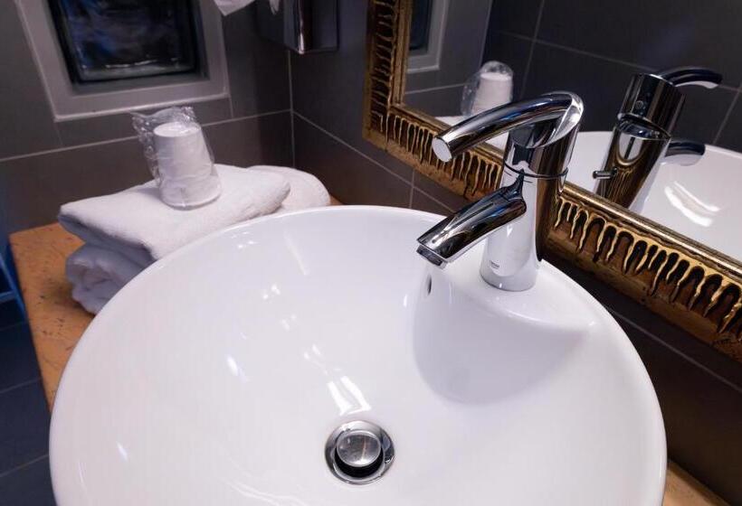 Четырехместный Номер Superior, Brit Hotel Confort Saint Lô