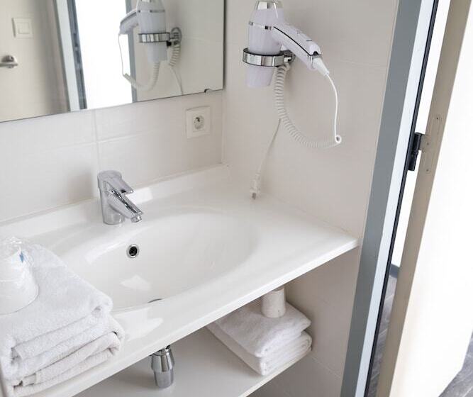 Трехместный Номер Комфорт, Brit Hotel Confort Saint Lô