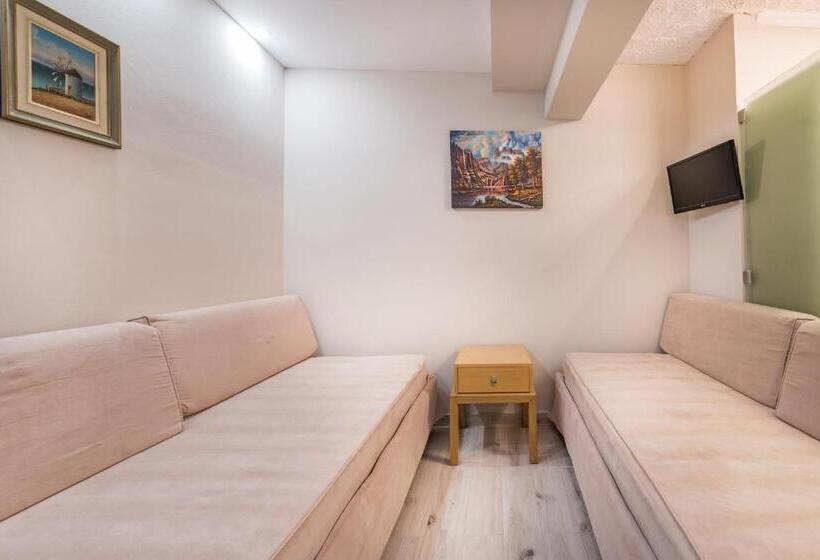 سوئیت جونیور خانوادگی, Crystal Beach