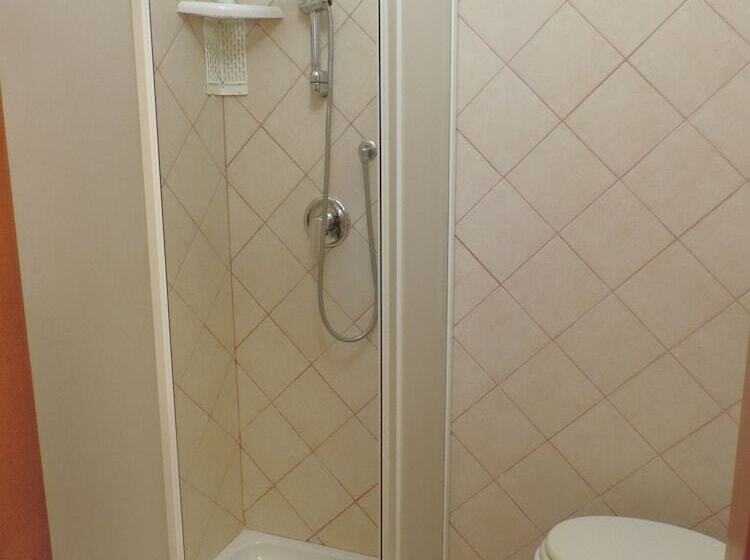 חדר סטנדרט לשלושה, Domu Incantada