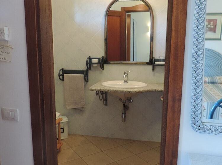 חדר סטנדרט לשלושה, Domu Incantada