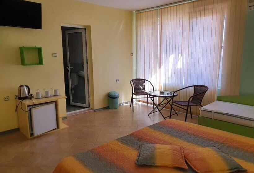 バルコニー付きスタンダードトリプルルーム, Venis