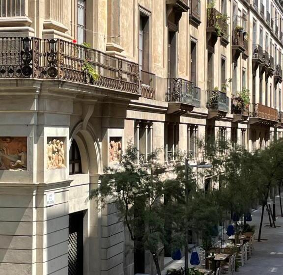 Семейный Номер, Som Nit Port Vell