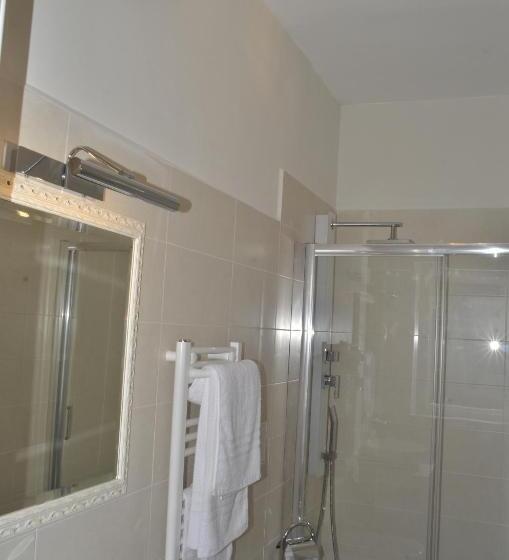 Habitació Deluxe, L’operà