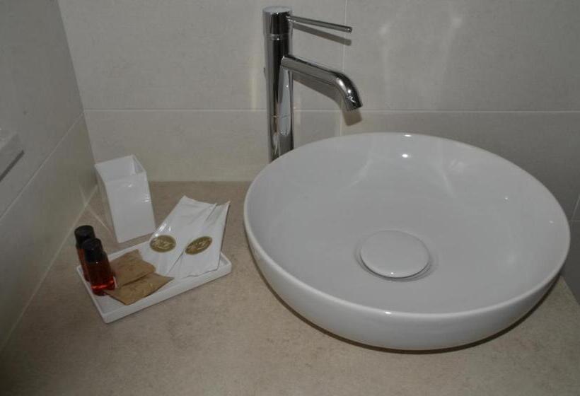 Habitació Deluxe, L’operà