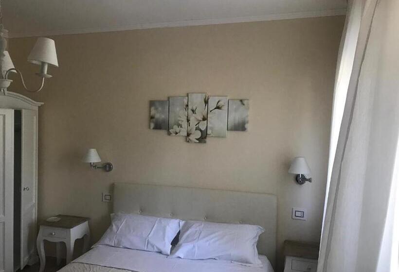 Habitació Deluxe, L’operà