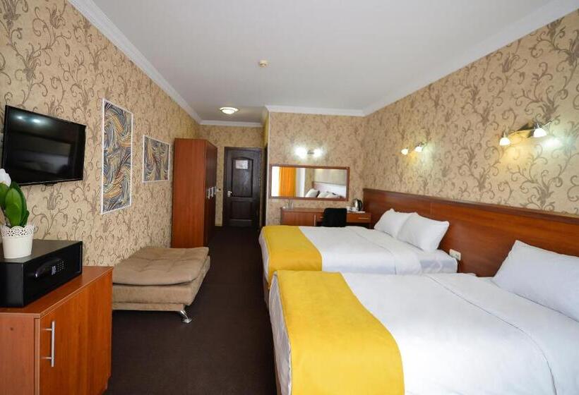 ファミリールーム, Aura Boutique