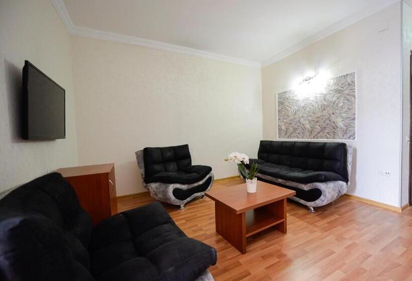 スイート, Aura Boutique