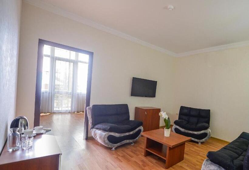 スイート, Aura Boutique