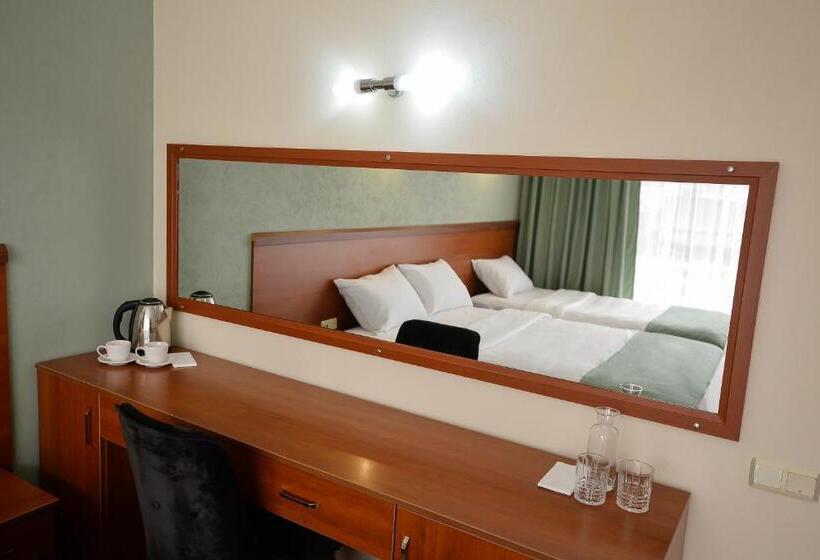 ファミリールーム, Aura Boutique