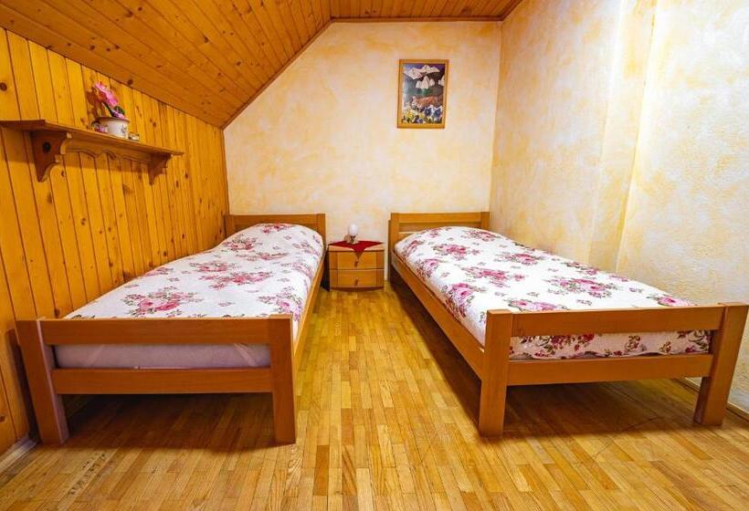 اتاق استاندارد با سرویس بهداشتی مشترک, Farm Stay Trlej