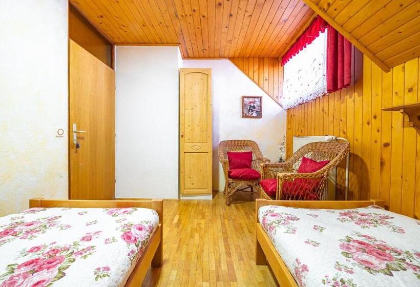 اتاق استاندارد با سرویس بهداشتی مشترک, Farm Stay Trlej