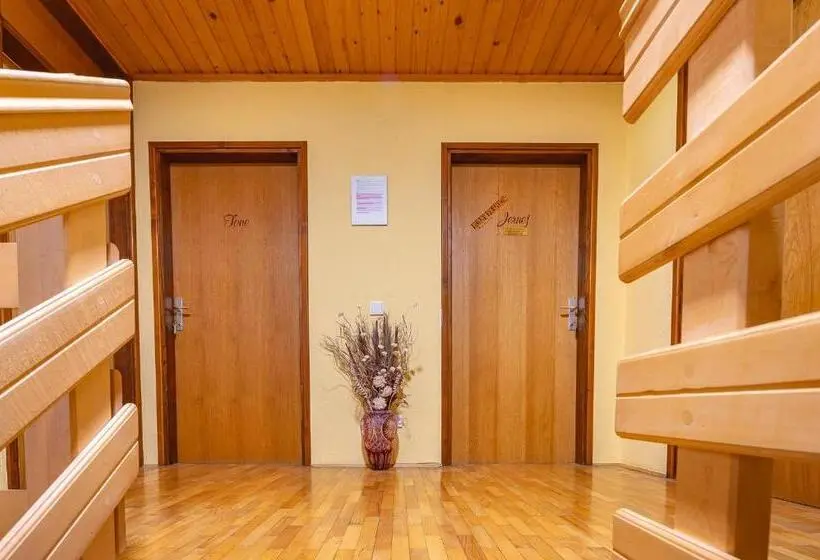 اتاق استاندارد با سرویس بهداشتی مشترک, Farm Stay Trlej