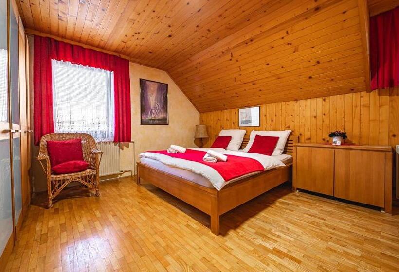 اتاق استاندارد چهارنفره با سرویس بهداشتی مشترک, Farm Stay Trlej