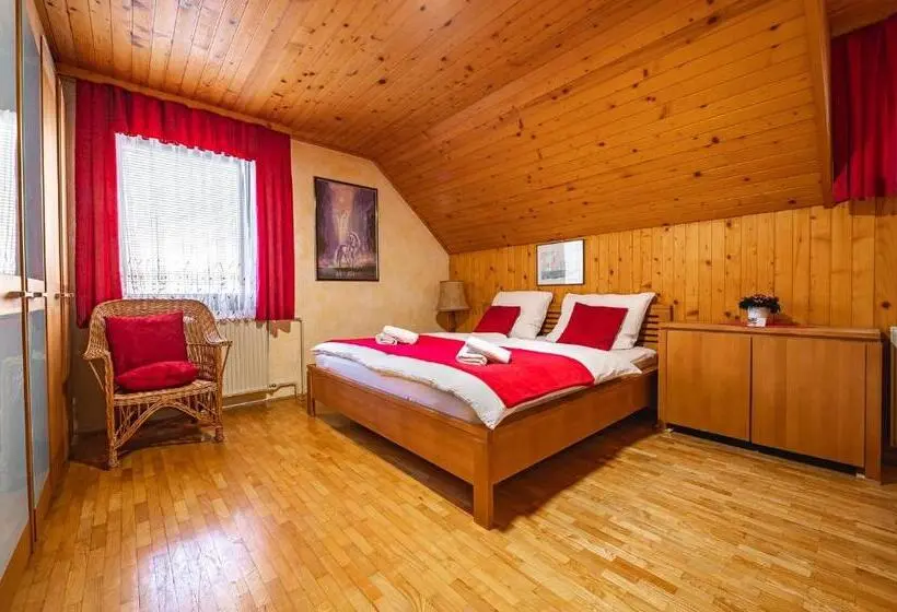 اتاق استاندارد چهارنفره با سرویس بهداشتی مشترک, Farm Stay Trlej