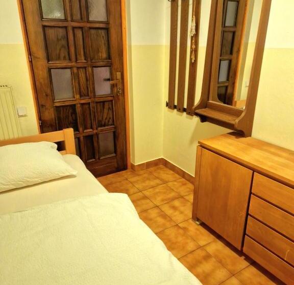 اتاق استاندارد یک تخته با سرویس بهداشتی مشترک, Farm Stay Trlej