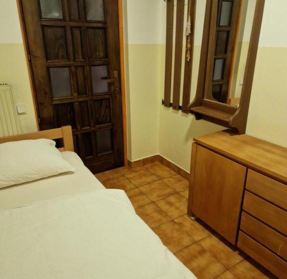 اتاق استاندارد یک تخته با سرویس بهداشتی مشترک, Farm Stay Trlej