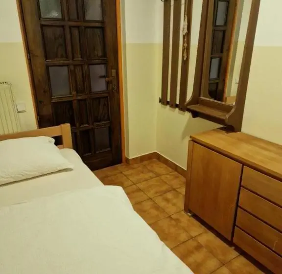 اتاق استاندارد یک تخته با سرویس بهداشتی مشترک, Farm Stay Trlej