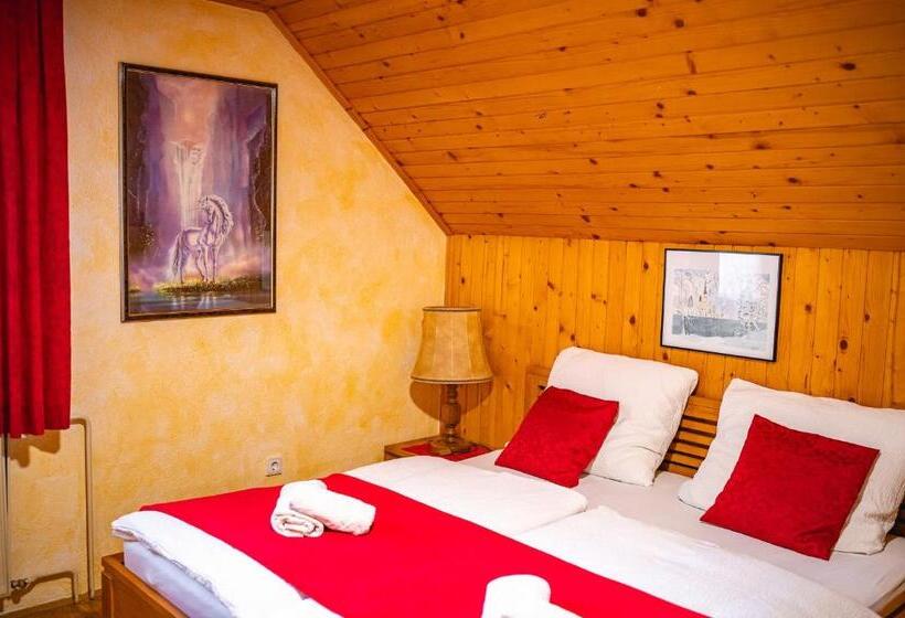 اتاق استاندارد چهارنفره با سرویس بهداشتی مشترک, Farm Stay Trlej