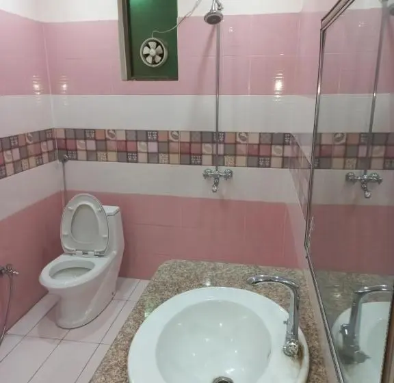 Suite Familiar, Executive One