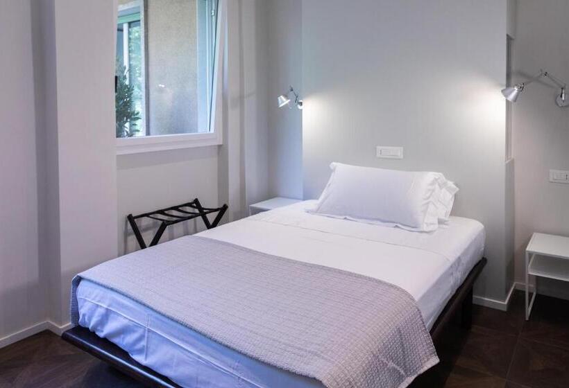 חדר בסיסי, Flaminia354 B&b