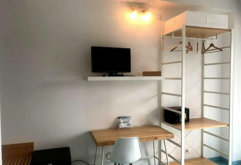 اتاق لوکس با چشم‌انداز دریا, Sea View Sirolo Di Amedeo