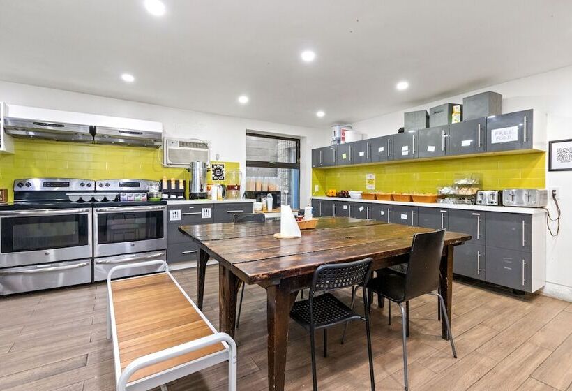 Кровать в Общей Комнате, Samesun Toronto