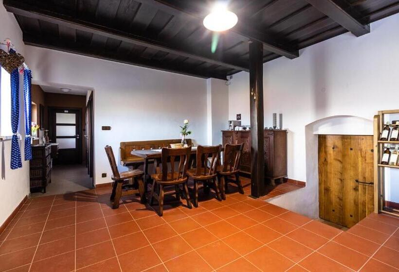 ファミリールーム, Vinařství Výmola