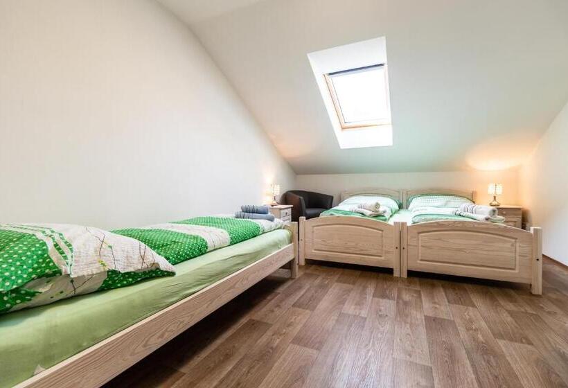 ファミリールーム, Vinařství Výmola