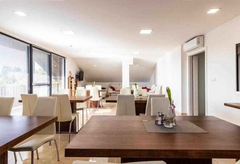 2ベッドスイートルーム, Vinařství Výmola