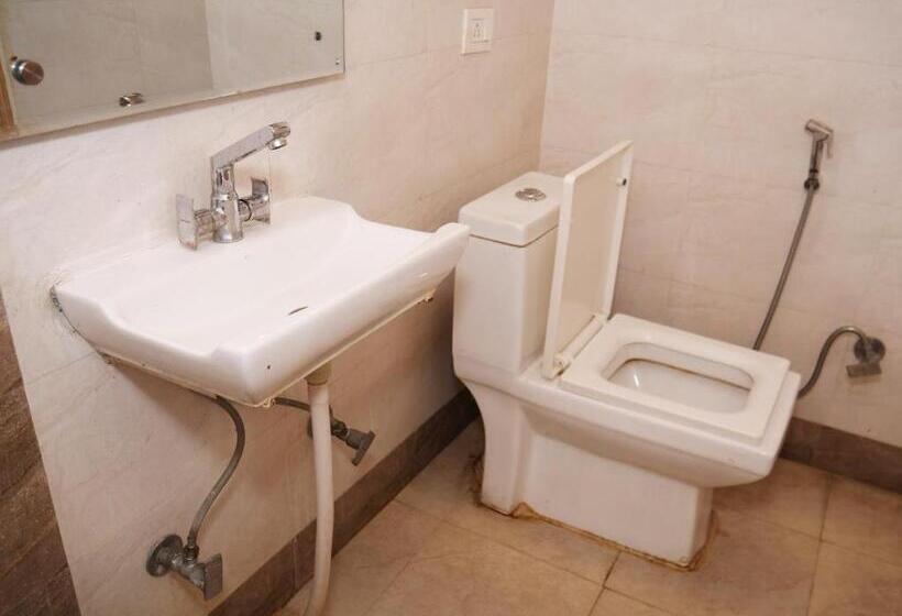 Номер Deluxe Кровать Кинг, Fabhotel Aman Inn Near Igi Airport New Delhi