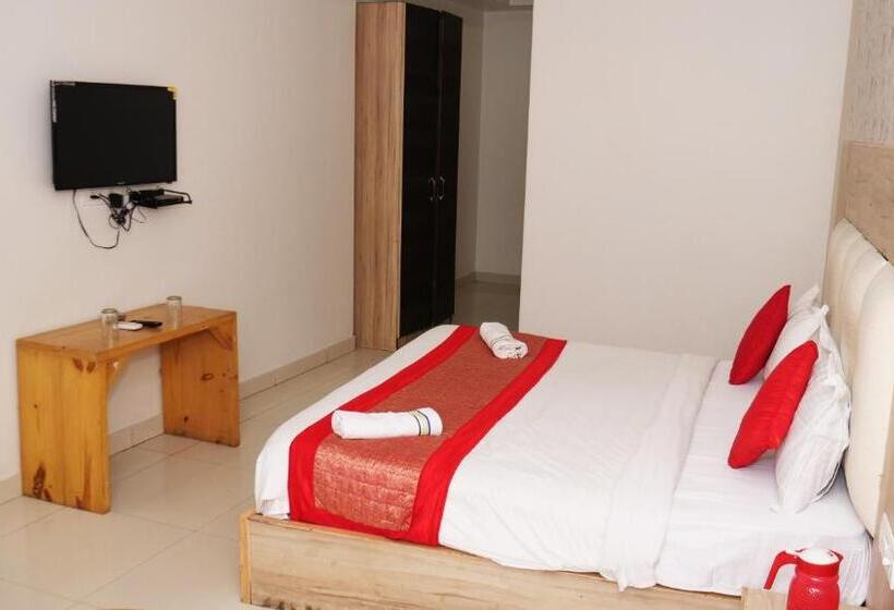 Номер Deluxe Кровать Кинг, Fabhotel Aman Inn Near Igi Airport New Delhi