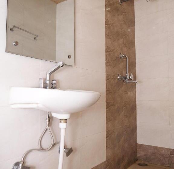 Номер Deluxe Кровать Кинг, Fabhotel Aman Inn Near Igi Airport New Delhi