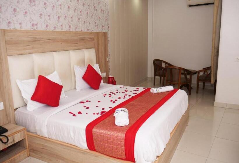 Номер Deluxe Кровать Кинг, Fabhotel Aman Inn Near Igi Airport New Delhi