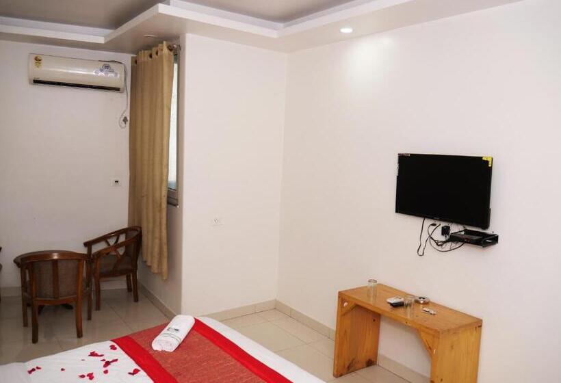 Номер Deluxe Кровать Кинг, Fabhotel Aman Inn Near Igi Airport New Delhi