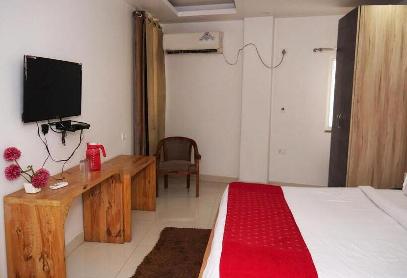 Номер Deluxe Кровать Кинг, Fabhotel Aman Inn Near Igi Airport New Delhi