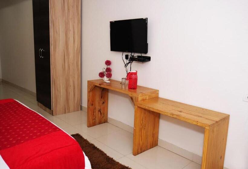 Номер Deluxe Кровать Кинг, Fabhotel Aman Inn Near Igi Airport New Delhi