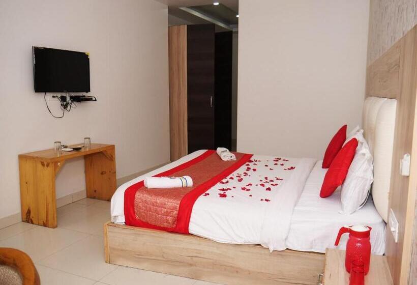 Номер Deluxe Кровать Кинг, Fabhotel Aman Inn Near Igi Airport New Delhi