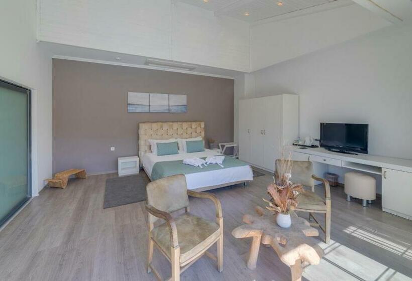 סוויטת ג'וניור עם טרסה, Suess Alaçatı