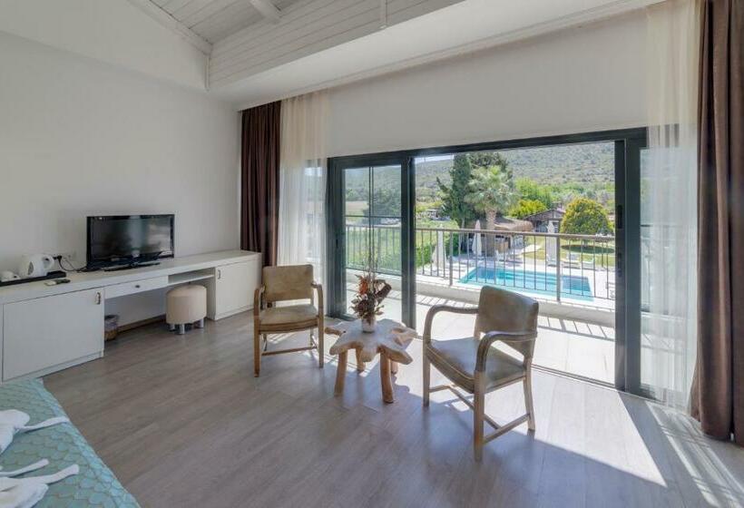 סוויטת ג'וניור עם טרסה, Suess Alaçatı