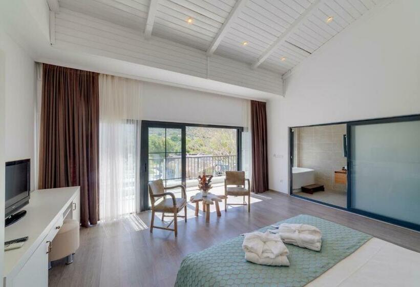 סוויטת ג'וניור עם טרסה, Suess Alaçatı