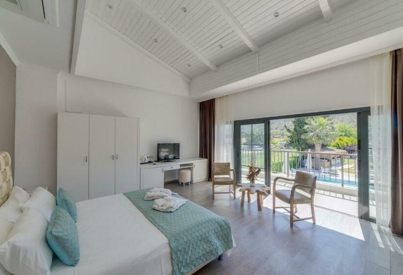 סוויטת ג'וניור עם טרסה, Suess Alaçatı