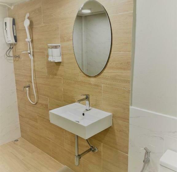 اتاق اجرایی سه نفره, The Belong Boutique