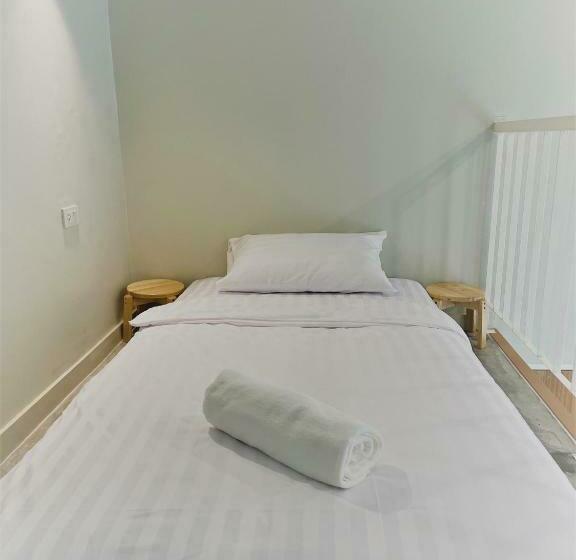 اتاق اجرایی سه نفره, The Belong Boutique